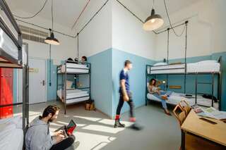 Отель Fabrika Hostel & Suites Тбилиси Кровать в общем 6-местном номере для мужчин и женщин-2