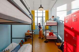 Отель Fabrika Hostel & Suites Тбилиси Кровать в общем 4-местном номере для мужчин и женщин-2