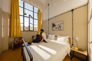Отель Fabrika Hostel & Suites Тбилиси Двухместный номер с 1 кроватью-1