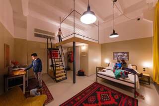 Отель Fabrika Hostel & Suites Тбилиси Четырехместный номер с террасой-3