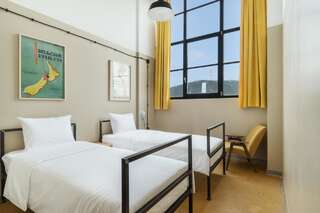 Отель Fabrika Hostel & Suites Тбилиси Двухместный номер с 2 отдельными кроватями-2