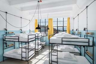 Отель Fabrika Hostel & Suites Тбилиси Кровать в общем 6-местном номере для женщин-1