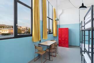 Отель Fabrika Hostel & Suites Тбилиси Кровать в общем 6-местном номере для мужчин и женщин-4