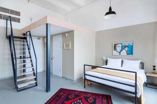Отель Fabrika Hostel & Suites Тбилиси Четырехместный номер с террасой-7