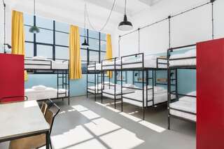 Отель Fabrika Hostel & Suites Тбилиси Кровать в общем номере для мужчин и женщин с 10 кроватями-5