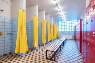 Отель Fabrika Hostel & Suites Тбилиси Кровать в общем номере для мужчин и женщин с 10 кроватями-7