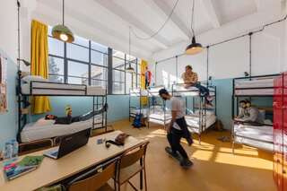 Отель Fabrika Hostel & Suites Тбилиси Кровать в общем номере для мужчин и женщин с 10 кроватями-8