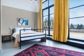 Отель Fabrika Hostel & Suites Тбилиси Четырехместный номер с террасой-1