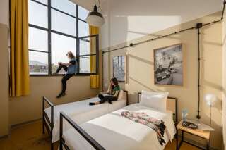 Отель Fabrika Hostel & Suites Тбилиси Двухместный номер с 2 отдельными кроватями-1